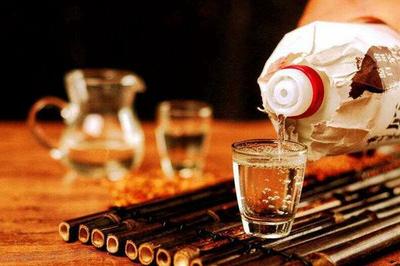 伏特加當(dāng)水喝？為何俄羅斯人不碰中國白酒